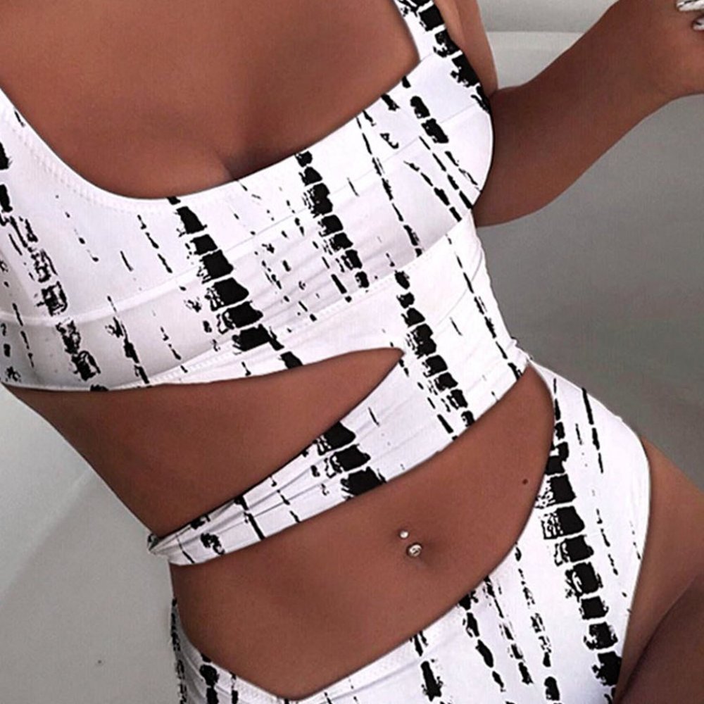 Wheel Mark Cut-out Bikini Swimsuit - Picture 3 of 4